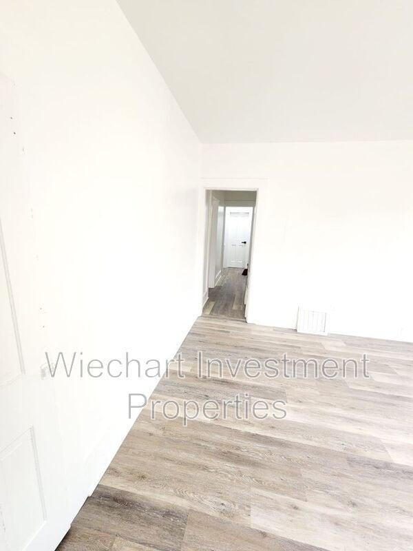 Building Photo - 931 1/2 W Wayne St