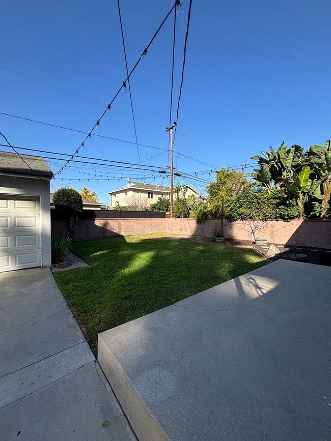 Building Photo - Charming 3-Bedroom Home with Large Yard on a Quiet Lakewood Street