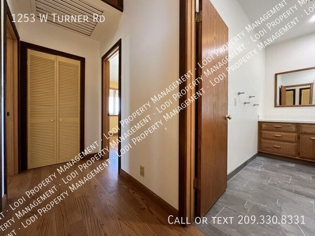 Building Photo - 1253 W Turner Rd