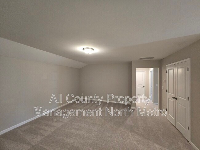 Building Photo - 490 Tall Pnes Ter