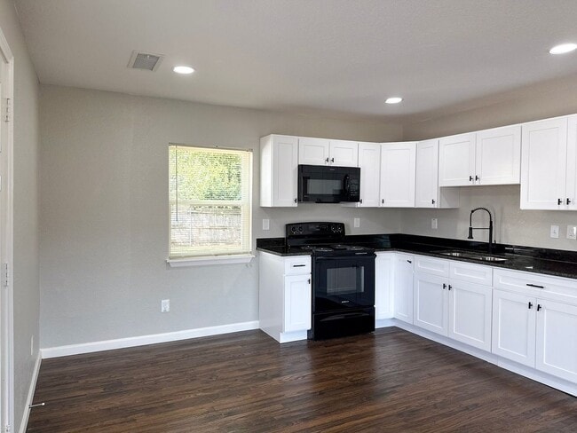 Building Photo - 2 Bed / 1 Bath / Detached Garage