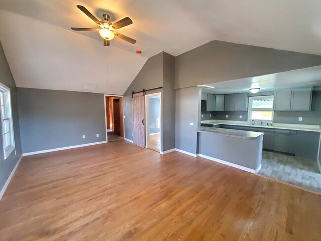 Building Photo - For Rent- Beautiful home in Evansdale! Pet...