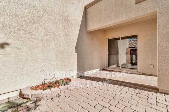 Building Photo - 2544 E Vermont Dr