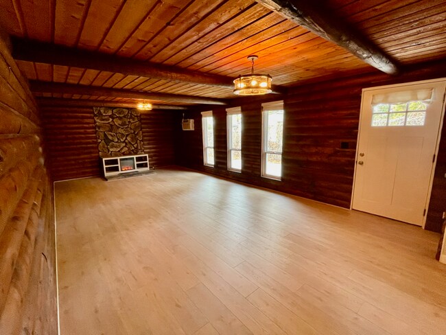 Building Photo - 722 S Kcid Rd