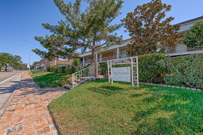 Building Photo - 2121 Fountain View Dr