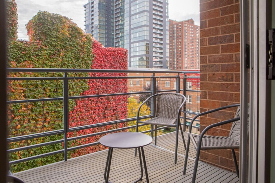 Building Photo - 1040 N Cass St