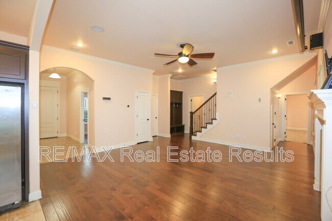 Building Photo - 2202 SW Tupelo Ave