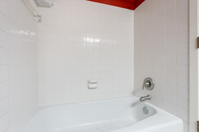 Main Bath but and shower - 4745 Cedar Lake Rd S