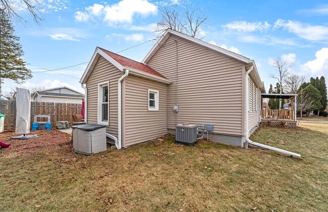 Building Photo - 1571 Charles St