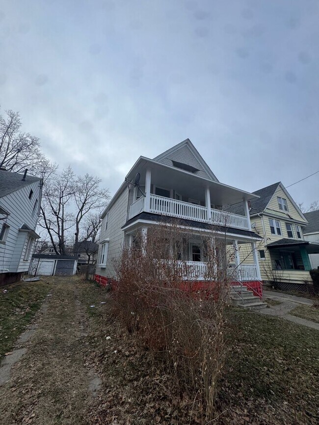 Building Photo - 692 E 128th St