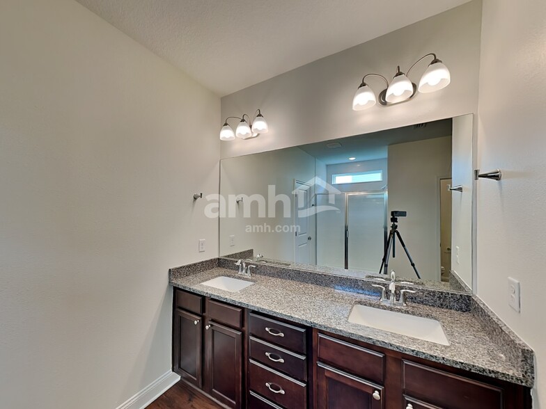 Building Photo - 352 Banyan Frst Dr
