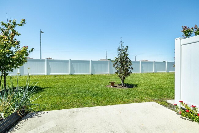 Building Photo - 7069 Woodchase Glen Dr