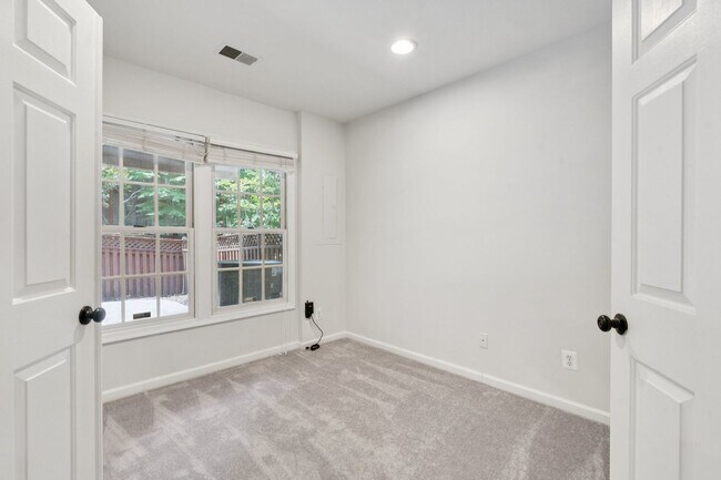 Building Photo - Beautiful 3-level colonial-style town home...