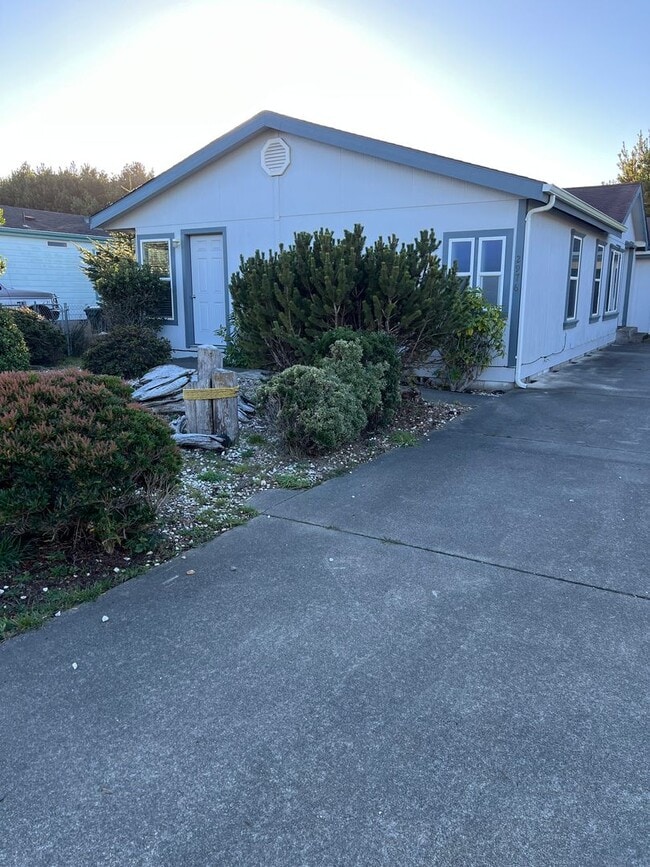 Building Photo - Beautiful 3 bedroom 2 bath home with a large carport in Bandon, OR.