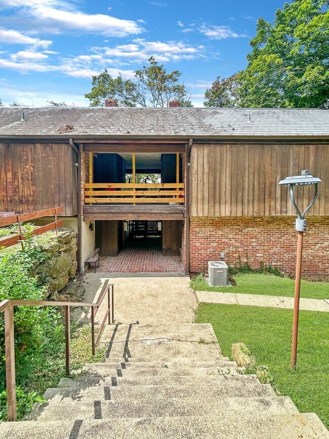 Building Photo - 1530 Barr Ave