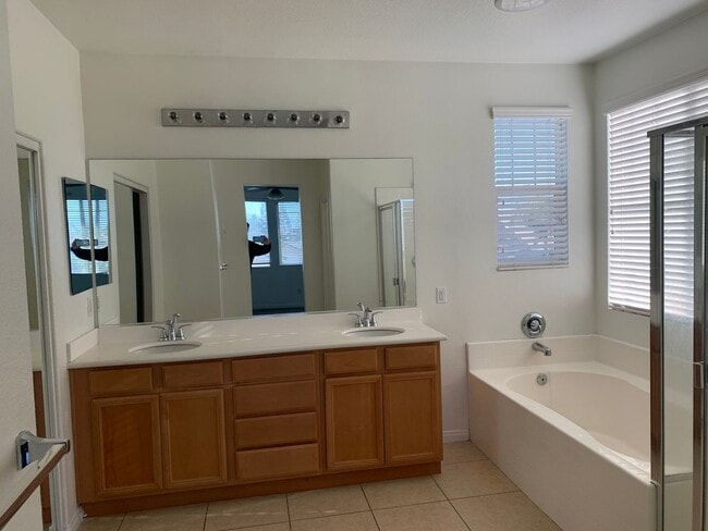 Building Photo - Spacious 4 Bed | 3 Bath Home in Southwest ...