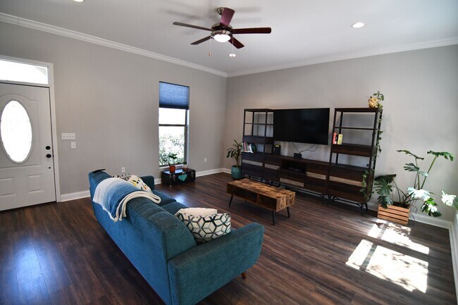 Building Photo - Zachary School District!  Trendy, 3 bedroom, 2.5 bath home in coveted Marshall Bonds Subdv