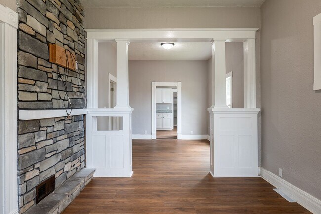 Building Photo - Cozy 2 Bedroom Home in South Omaha!