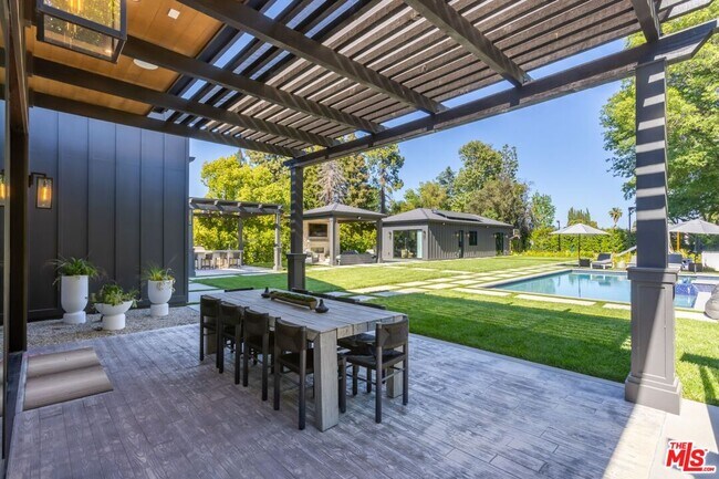 Building Photo - 5084 Valjean Ave