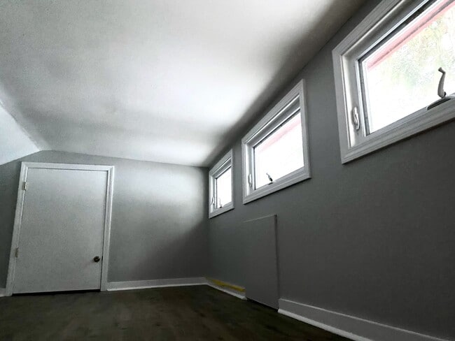 Building Photo - 2 Fox Ln