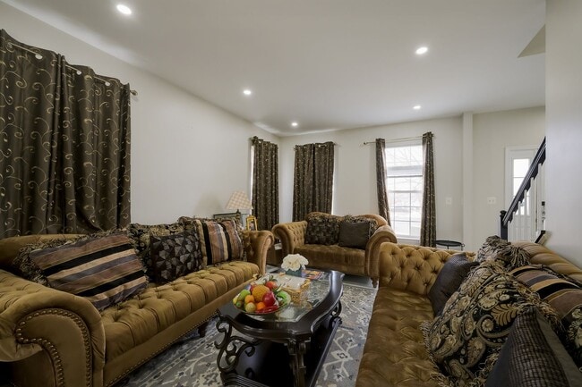 Building Photo - Luxurious Single Family Home in Emerald Farm