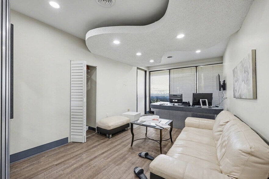 Building Photo - 30000 Orchard Lake Rd
