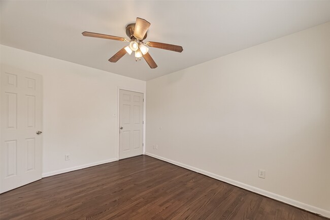 Building Photo - 8726 Glenloch Dr