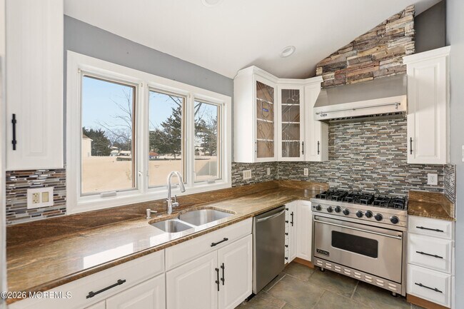 Building Photo - 1057 Savannah St