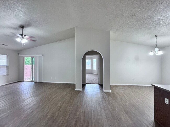 Building Photo - MOVE IN SPECIAL! Great 3 bed, 2 bath, 1575 sq ft home in Huning Ranch!