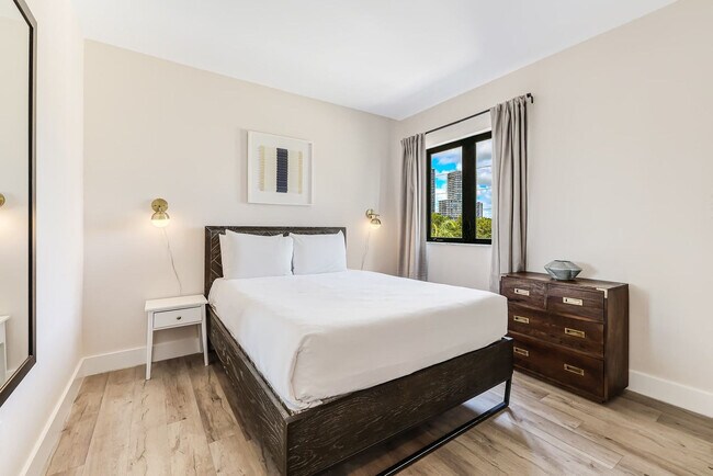 Building Photo - 3031 NE 4th Ave