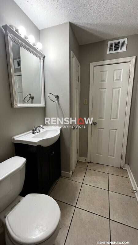 Building Photo - 2560 Thackery Dr