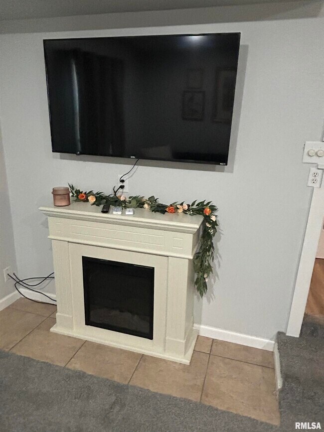 Building Photo - 5106 N Glen Elm Dr