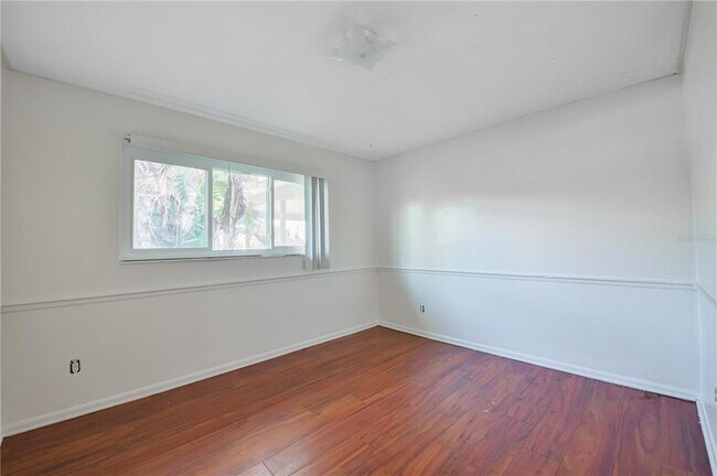 Building Photo - 1310 NE 4th Ter