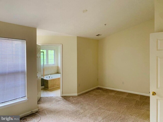 Building Photo - 1481 Pangbourne Way