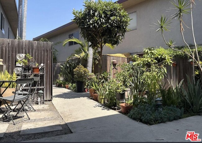 Building Photo - 567 S Wilton Pl