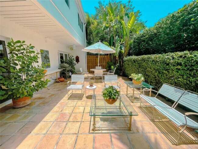 Building Photo - 7526 SW 58th Ave