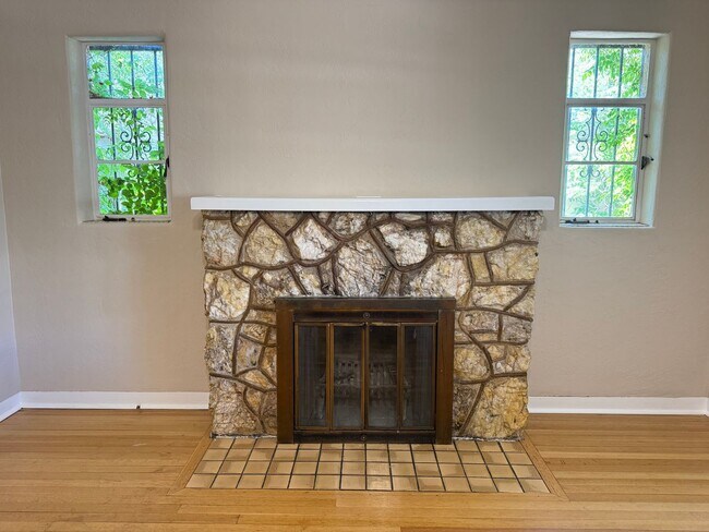 Building Photo - North Campus Gem!