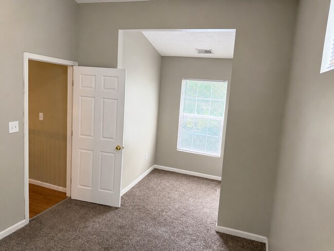 Building Photo - 640 Golfview Dr
