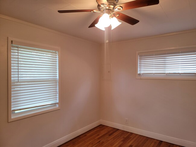 Building Photo - Beautiful cottage in East Hill area!