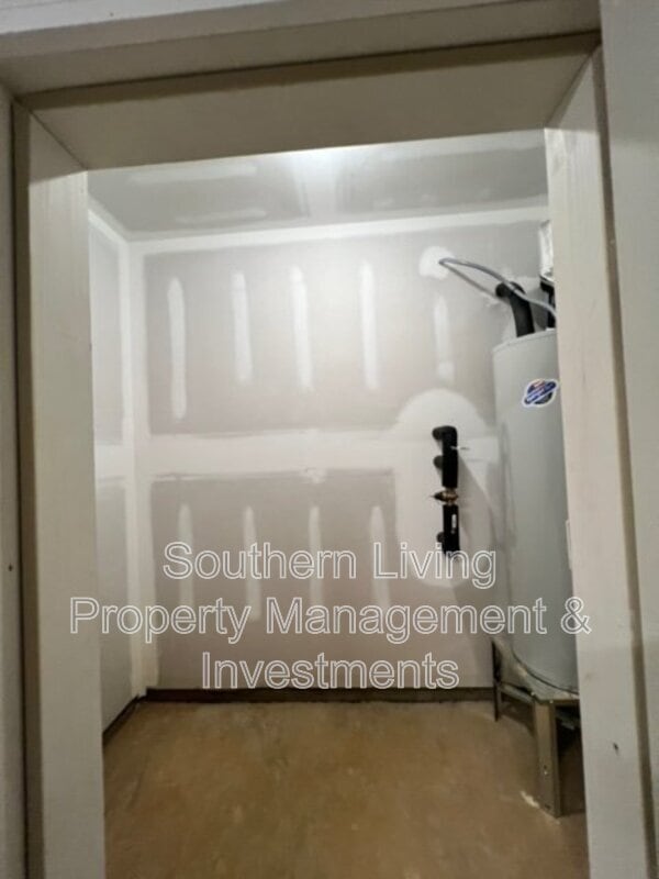 Building Photo - 6985 Waterstone Dr