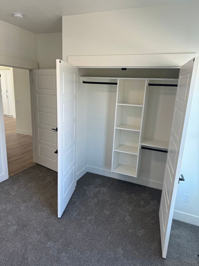 Building Photo - TWIN HOME FOR RENT IN SUGAR CITY - 3 BEDROOMS 2 FULL BATHROOMS