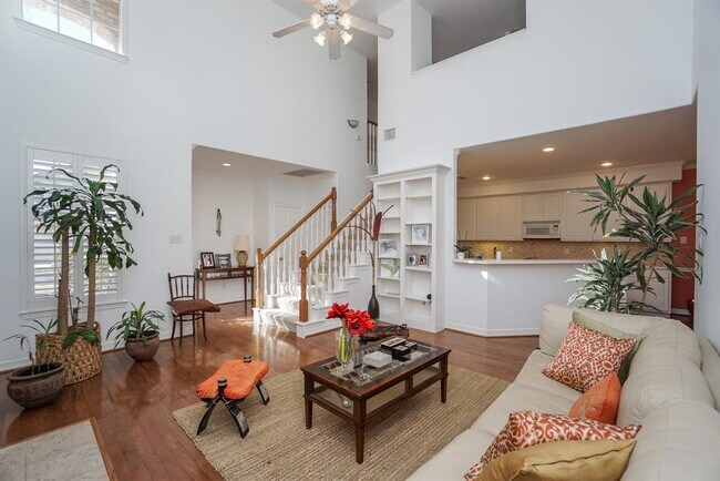 Primary Photo - 1131 Enclave Square E