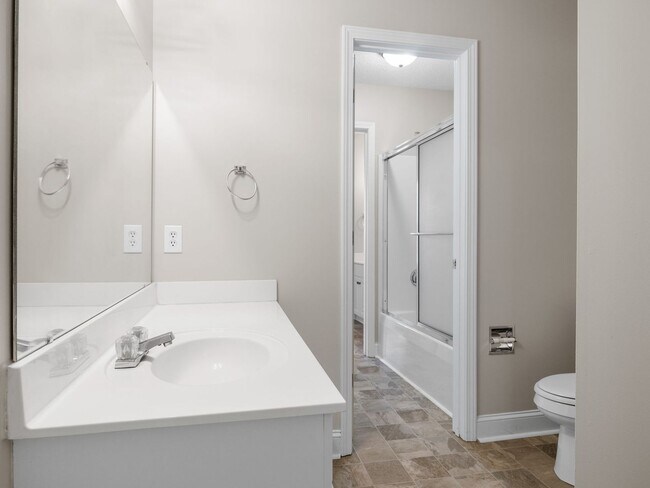 Building Photo - Freshly Renovated 3 BR, 2 BA Townhome Cent...