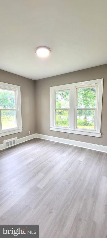 Building Photo - 104 Middleneck Ln