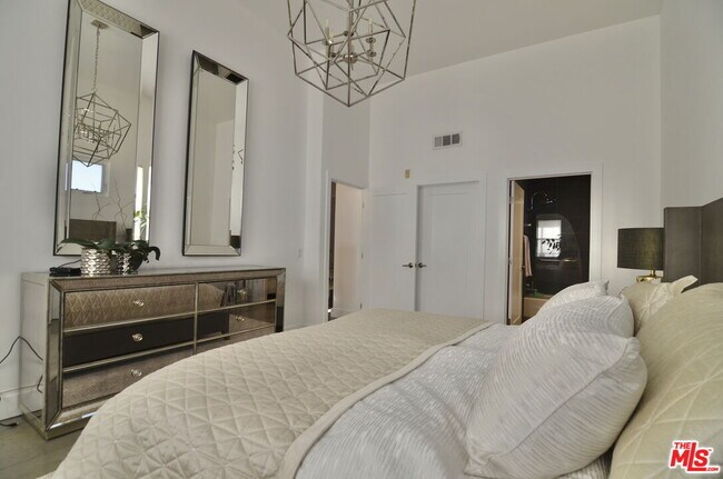 Building Photo - 5703 Laurel Canyon Blvd