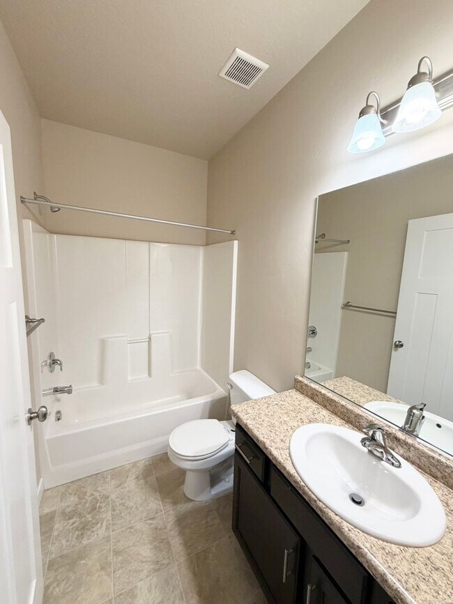 Building Photo - 3 Bed/2 Bathroom house in South Jordan