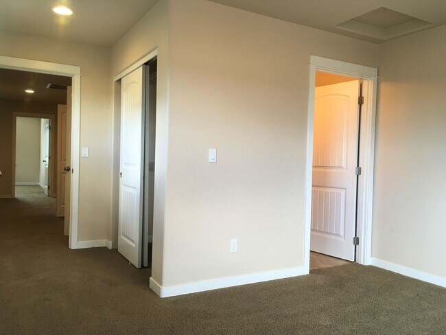 Building Photo - r804
