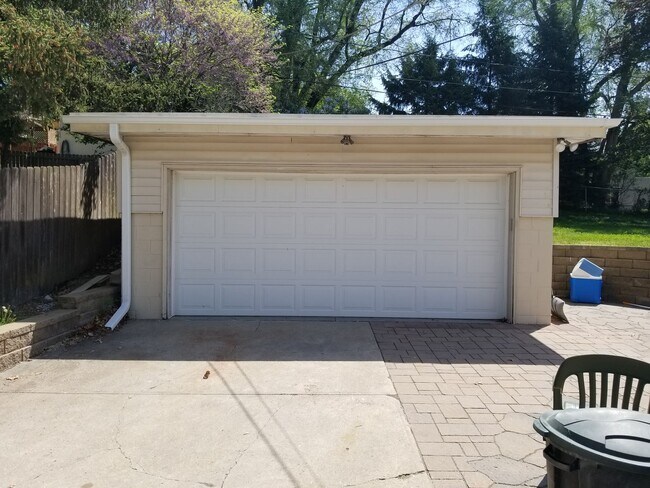 Building Photo - Aksarben/UNO 4 bed 2 bath with gas firepit 2 car