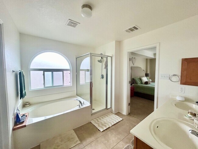 Building Photo - 5 BED/3 BATH GORGEOUS HOUSE FOR LEASE! AVA...