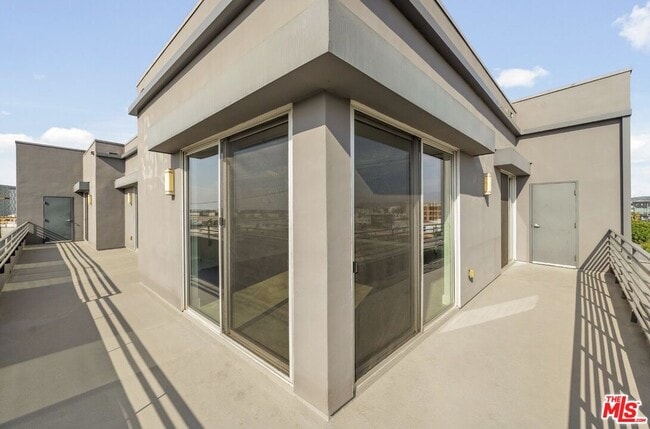 Building Photo - 825 East 4th St